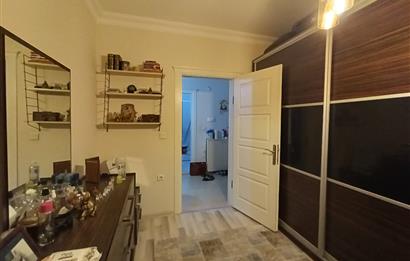 Gürpınar Cami yanında Cadde üzerinde 3+2 dubleks daire.