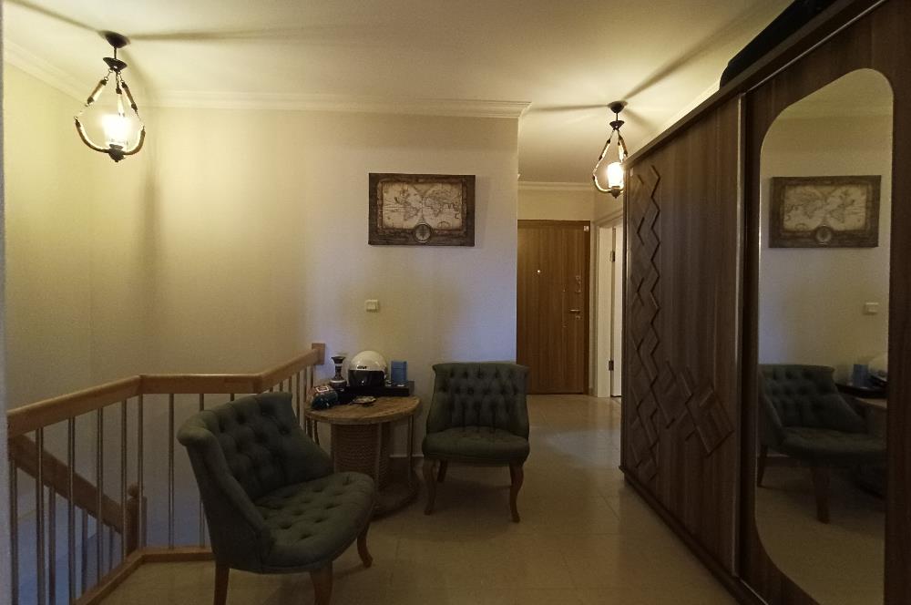 Gürpınar Cami yanında Cadde üzerinde 3+2 dubleks daire.
