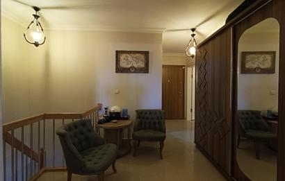 Gürpınar Cami yanında Cadde üzerinde 3+2 dubleks daire.