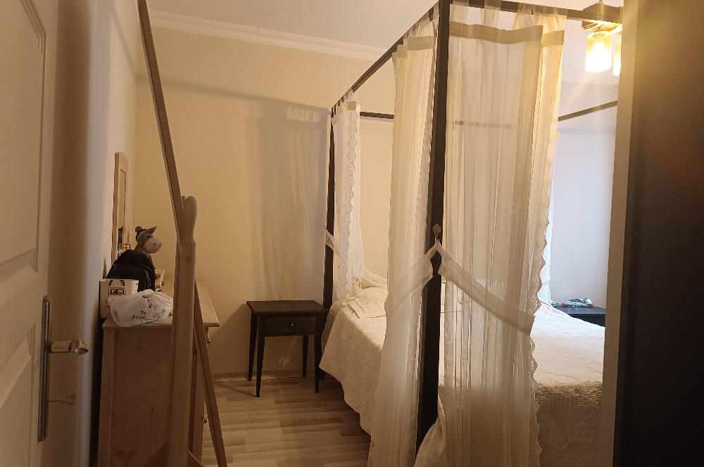 Gürpınar Cami yanında Cadde üzerinde 3+2 dubleks daire.