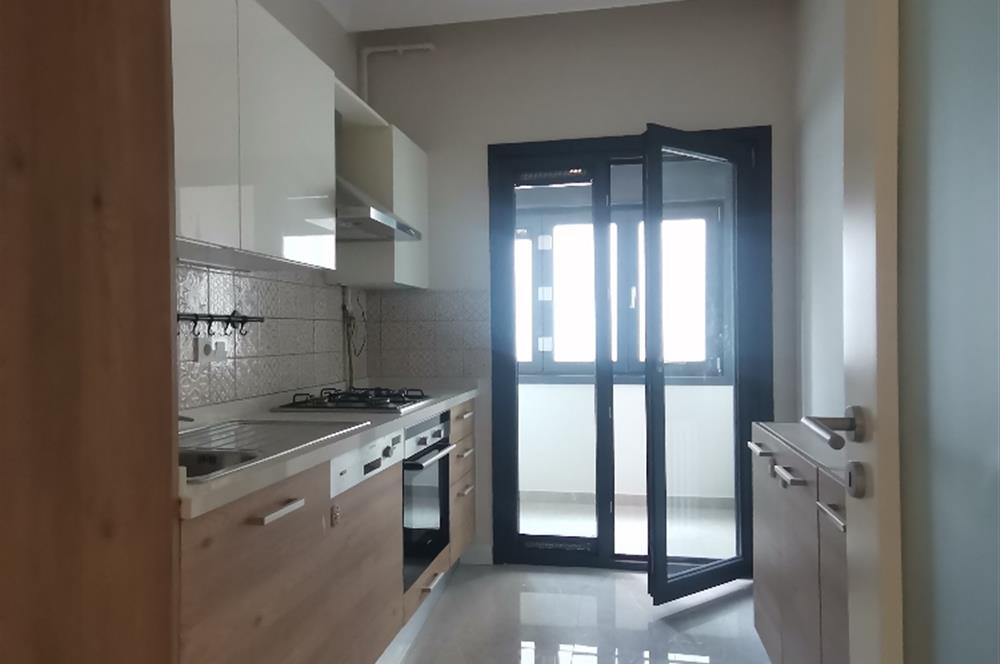 SUADİYE SATILIK 3+1 CADDEYE YAKIN ARA KAT BOŞ HEMEN TESLİM