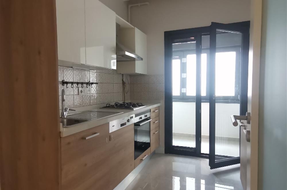 SUADİYE SATILIK 3+1 CADDEYE YAKIN ARA KAT BOŞ HEMEN TESLİM