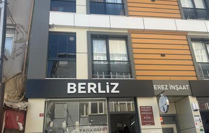 Ümraniye Çarşı'da Merkezi Lokasyon'da Kiralık Mağaza