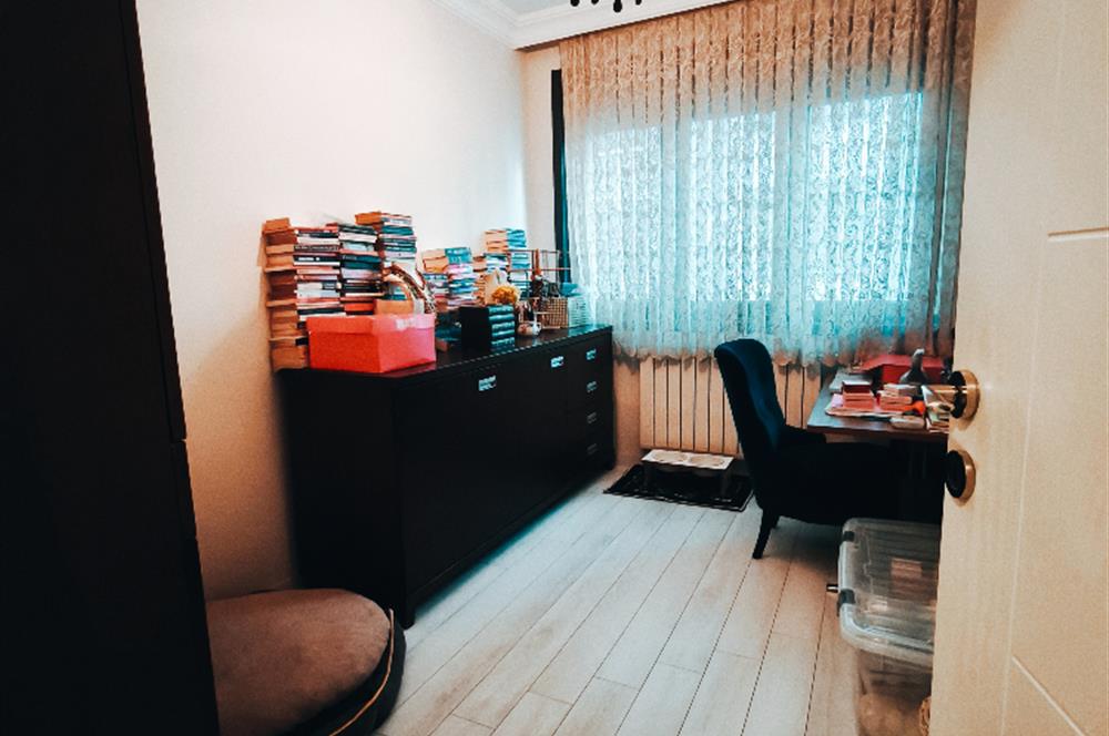 Suadiye'de Ferah Ara Kat Balkonlu Satılık 2+1  Daire