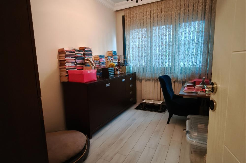 Suadiye'de Ferah Ara Kat Balkonlu Satılık 2+1  Daire