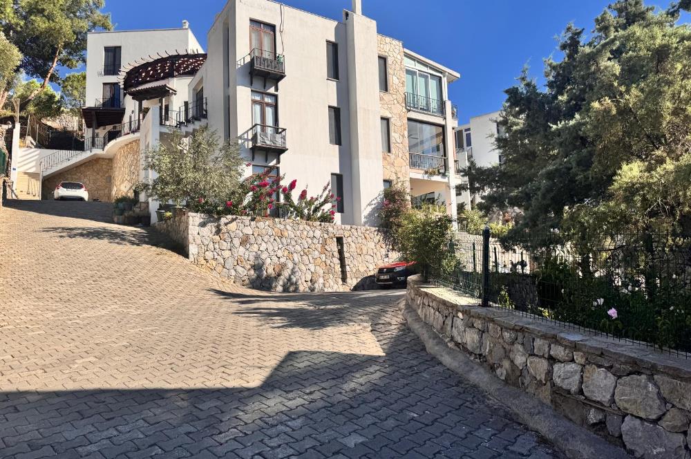 Panoramik Deniz Ve Doğa Manzaralı Havuzlu Sitede 3+1 Satılık Daire