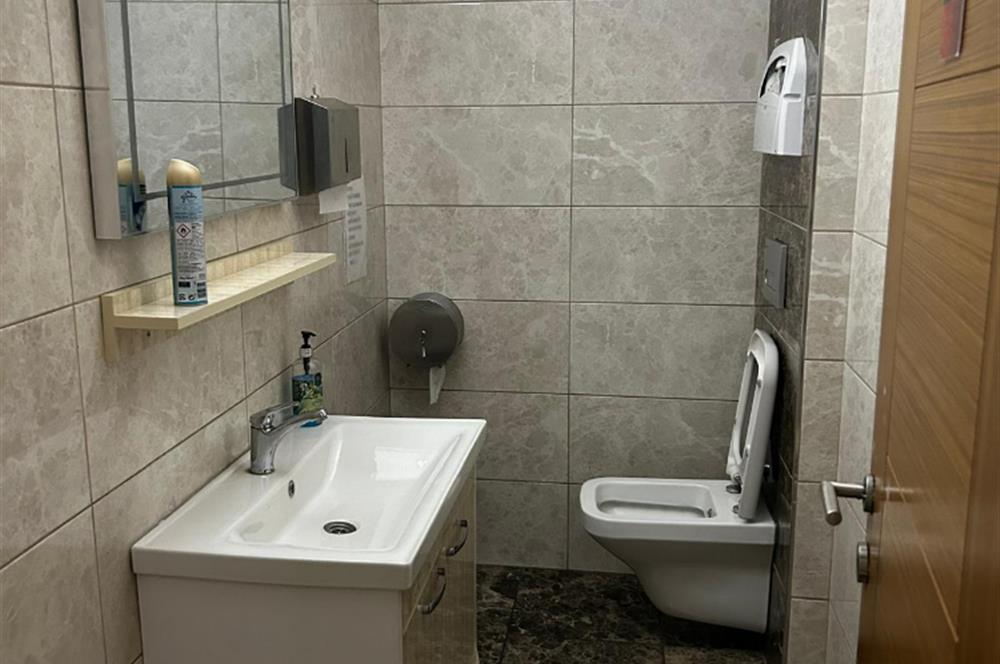 ATAŞEHİR/KAYIŞDAĞINDA TOPLU ULAŞIMA YAKIN, FIRSAT 7 KATLI PLAZA