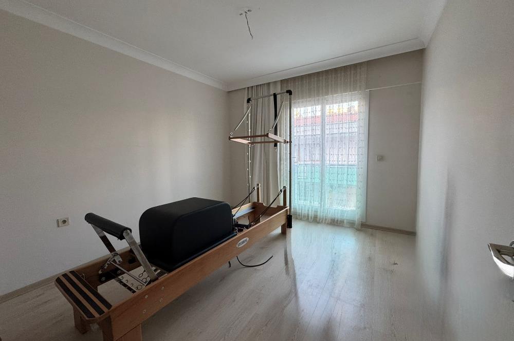 Karşıyaka Şemikler'de Merkezi Konumda Boş 2+1 Satılık Daire