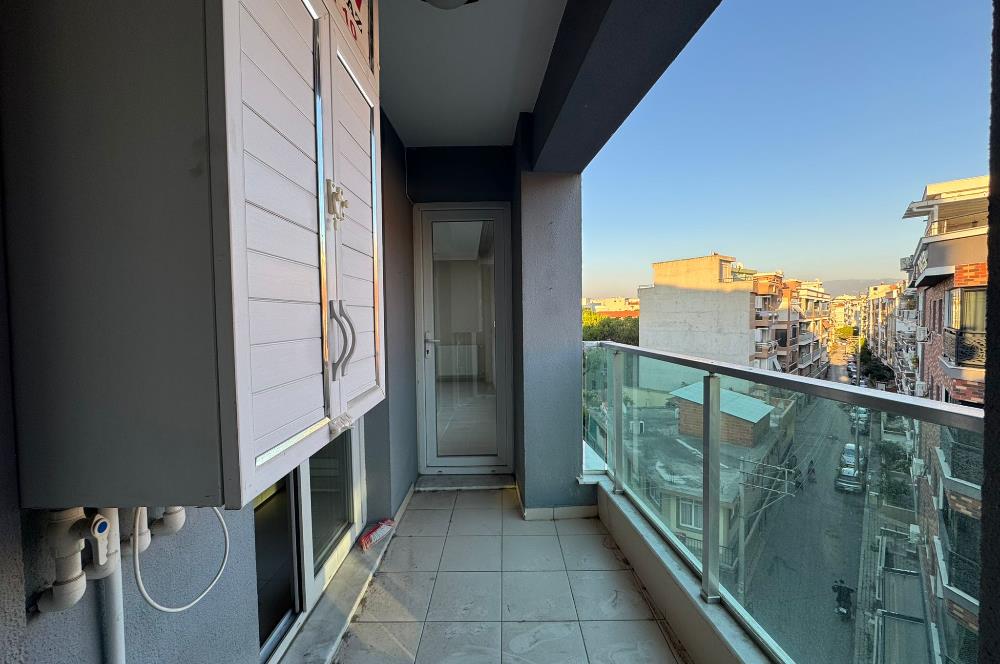 Karşıyaka Şemikler'de Merkezi Konumda Boş 2+1 Satılık Daire