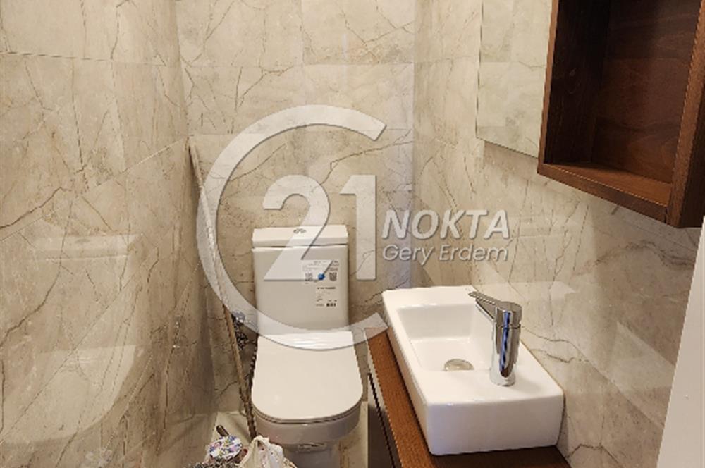 SUADİYE MİNİBÜS CADDESİNDE METROYA YAKIN TERASLI 7+2 380 m2 DBLX