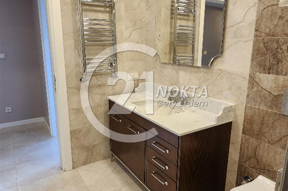 SUADİYE MİNİBÜS CADDESİNDE METROYA YAKIN TERASLI 7+2 380 m2 DBLX