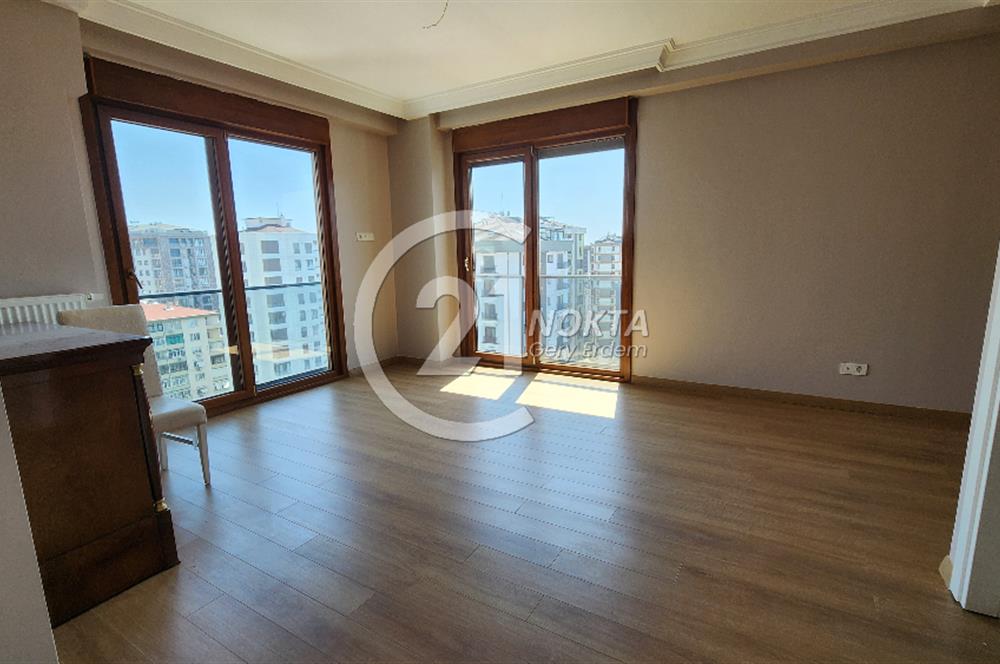 SUADİYE MİNİBÜS CADDESİNDE METROYA YAKIN TERASLI 7+2 380 m2 DBLX