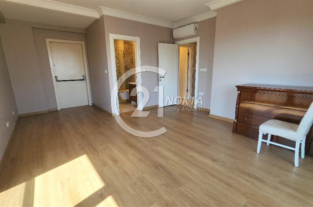 SUADİYE MİNİBÜS CADDESİNDE METROYA YAKIN TERASLI 7+2 380 m2 DBLX