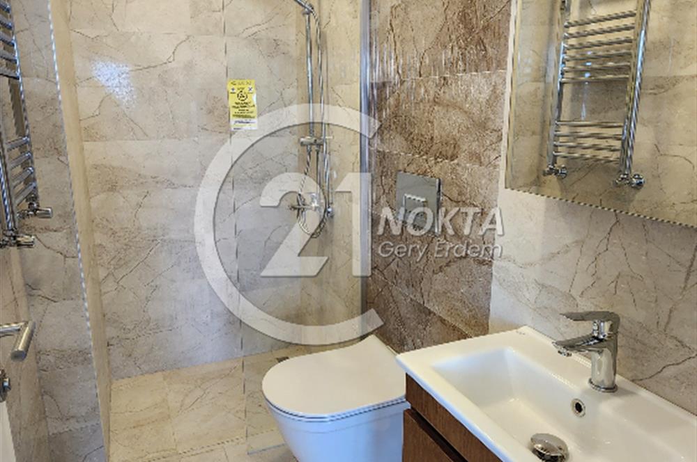 SUADİYE MİNİBÜS CADDESİNDE METROYA YAKIN TERASLI 7+2 380 m2 DBLX