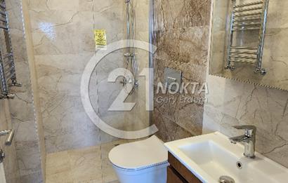 SUADİYE MİNİBÜS CADDESİNDE METROYA YAKIN TERASLI 7+2 380 m2 DBLX
