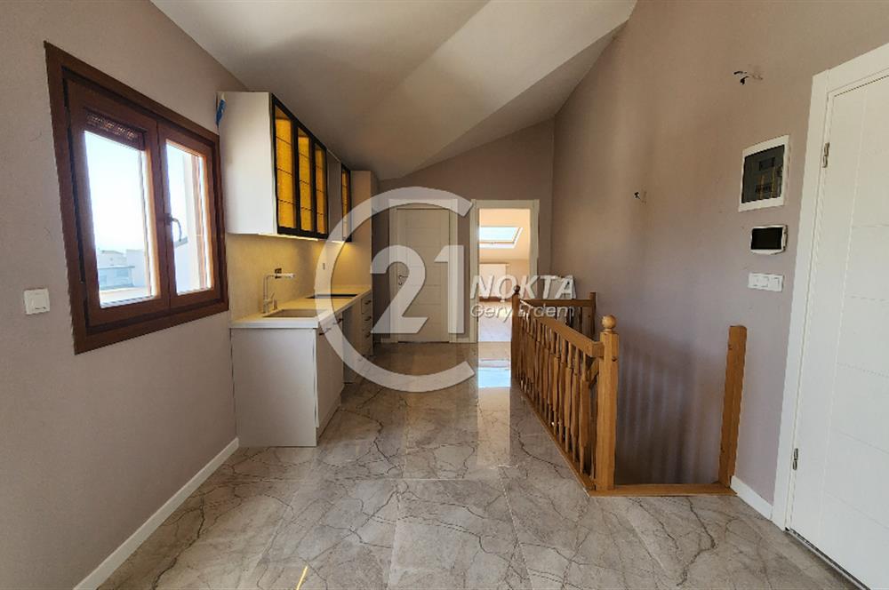 SUADİYE MİNİBÜS CADDESİNDE METROYA YAKIN TERASLI 7+2 380 m2 DBLX