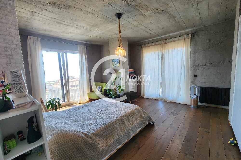 CADDEBOSTAN SAHİLDE DENİZ MANZARALI TERASLI 230 m2 DUBLEX