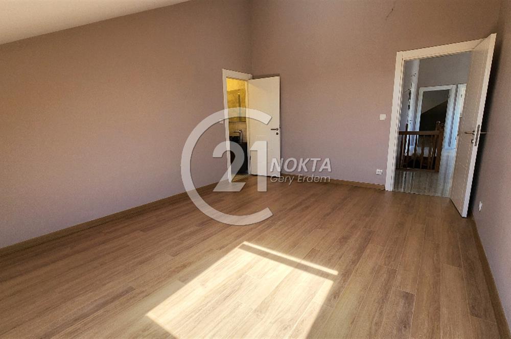 SUADİYE MİNİBÜS CADDESİNDE METROYA YAKIN TERASLI 7+2 380 m2 DBLX