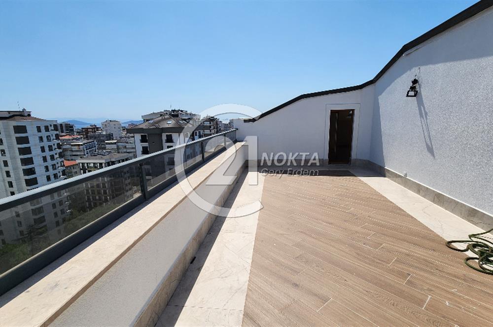 SUADİYE MİNİBÜS CADDESİNDE METROYA YAKIN TERASLI 7+2 380 m2 DBLX