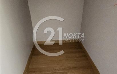 SUADİYE MİNİBÜS CADDESİNDE METROYA YAKIN TERASLI 7+2 380 m2 DBLX