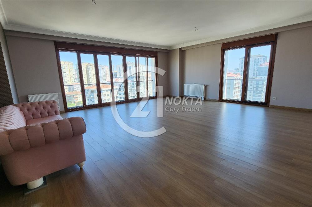 SUADİYE MİNİBÜS CADDESİNDE METROYA YAKIN TERASLI 7+2 380 m2 DBLX