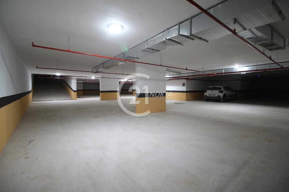 SUADİYE MİNİBÜS CADDESİNDE METROYA YAKIN TERASLI 7+2 380 m2 DBLX