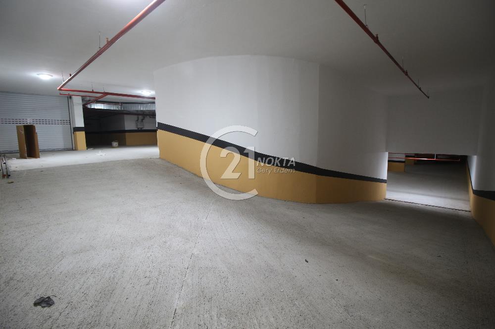SUADİYE MİNİBÜS CADDESİNDE METROYA YAKIN TERASLI 7+2 380 m2 DBLX