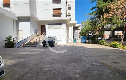 SUADİYE MİNİBÜS CADDESİNDE METROYA YAKIN TERASLI 7+2 380 m2 DBLX
