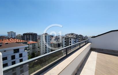 SUADİYE MİNİBÜS CADDESİNDE METROYA YAKIN TERASLI 7+2 380 m2 DBLX