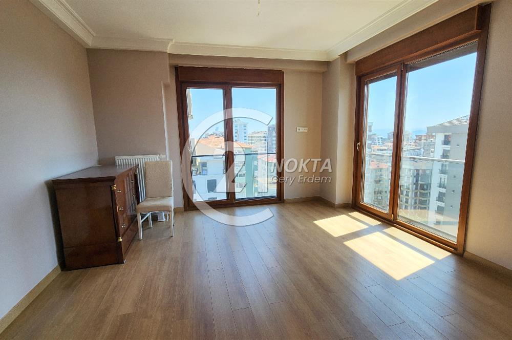 SUADİYE MİNİBÜS CADDESİNDE METROYA YAKIN TERASLI 7+2 380 m2 DBLX