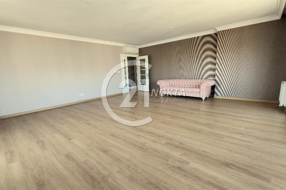 SUADİYE MİNİBÜS CADDESİNDE METROYA YAKIN TERASLI 7+2 380 m2 DBLX