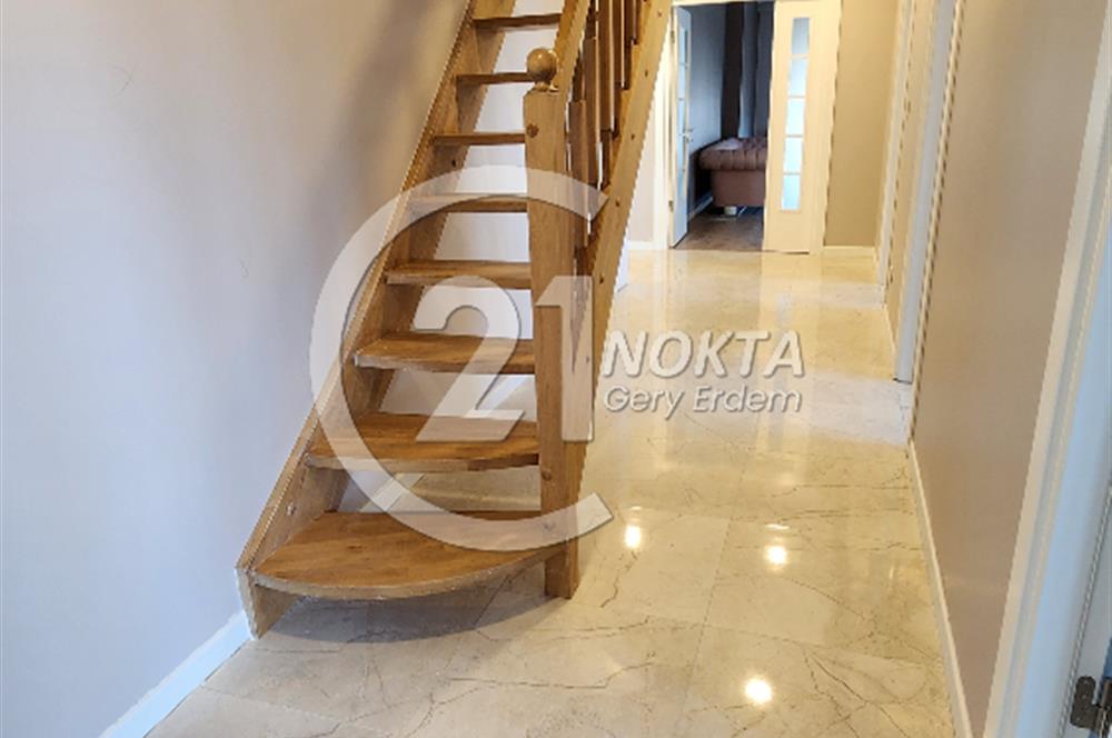 SUADİYE MİNİBÜS CADDESİNDE METROYA YAKIN TERASLI 7+2 380 m2 DBLX