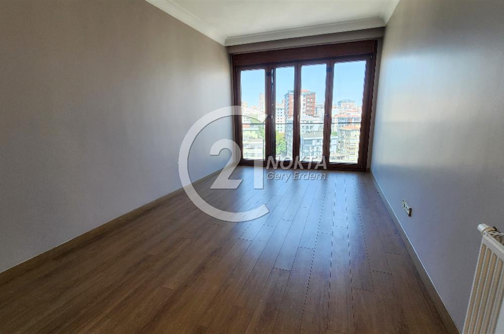 SUADİYE MİNİBÜS CADDESİNDE METROYA YAKIN TERASLI 7+2 380 m2 DBLX