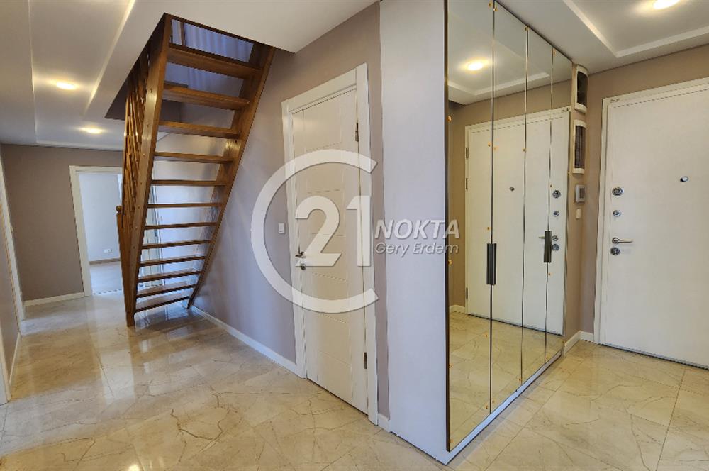 SUADİYE MİNİBÜS CADDESİNDE METROYA YAKIN TERASLI 7+2 380 m2 DBLX