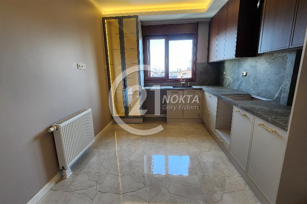SUADİYE MİNİBÜS CADDESİNDE METROYA YAKIN TERASLI 7+2 380 m2 DBLX