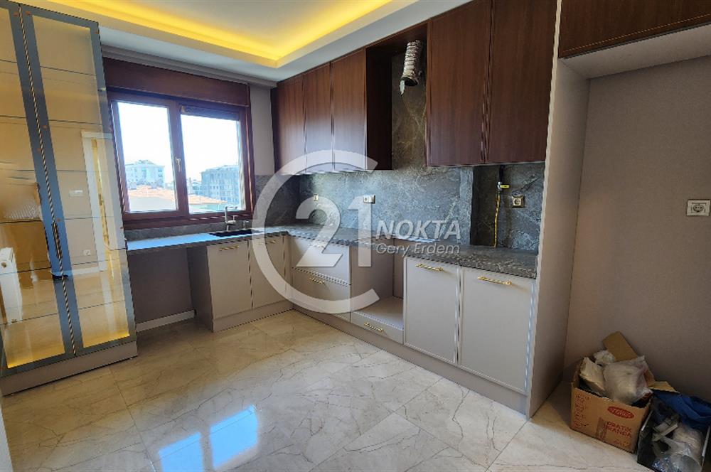 SUADİYE MİNİBÜS CADDESİNDE METROYA YAKIN TERASLI 7+2 380 m2 DBLX