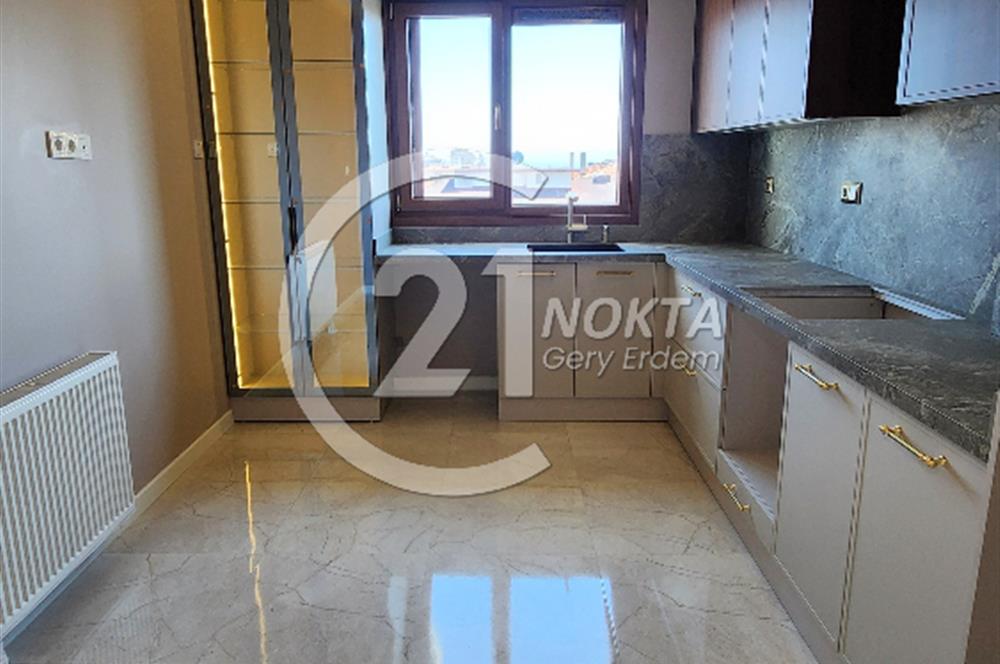 SUADİYE MİNİBÜS CADDESİNDE METROYA YAKIN TERASLI 7+2 380 m2 DBLX
