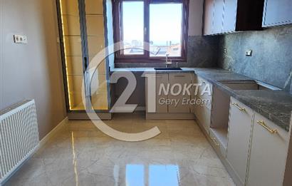 SUADİYE MİNİBÜS CADDESİNDE METROYA YAKIN TERASLI 7+2 380 m2 DBLX