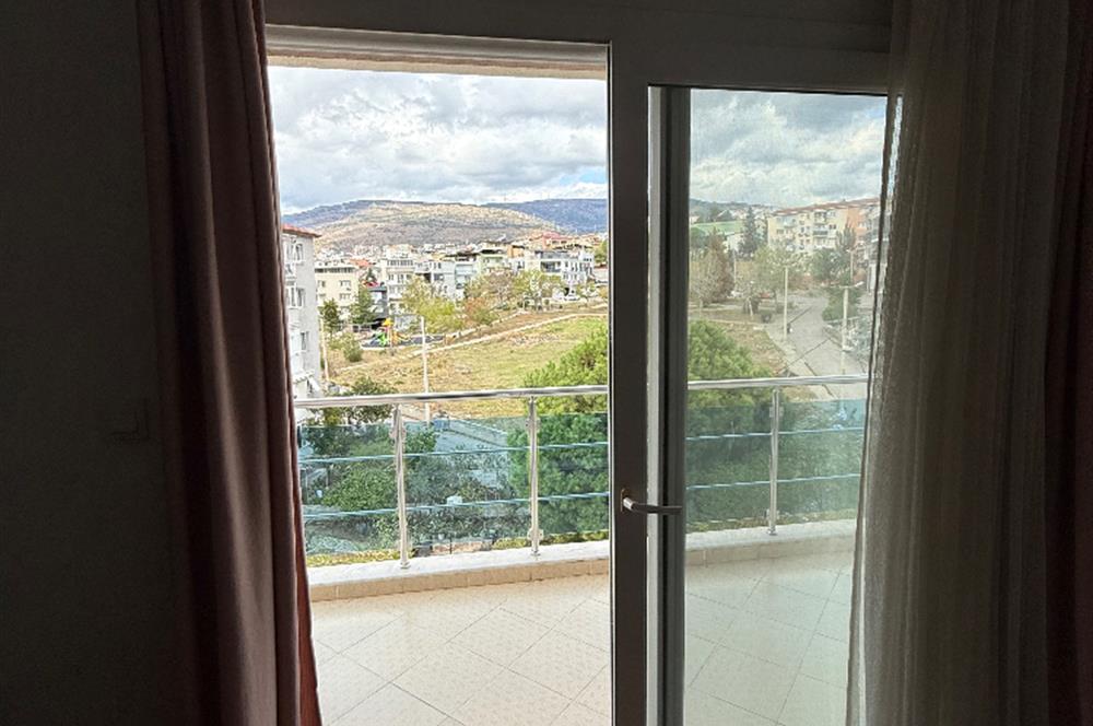 Bornova İnönü’de yenilenmiş 135 m2 3+1 ferah daire