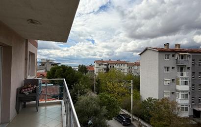 Bornova İnönü’de yenilenmiş 135 m2 3+1 ferah daire
