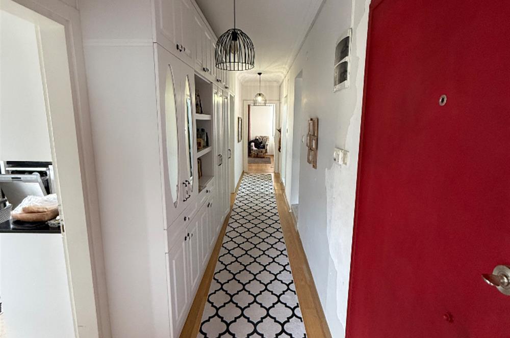Bornova İnönü’de yenilenmiş 135 m2 3+1 ferah daire