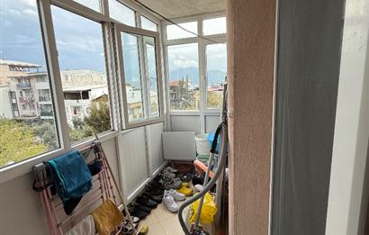 Bornova İnönü’de yenilenmiş 135 m2 3+1 ferah daire