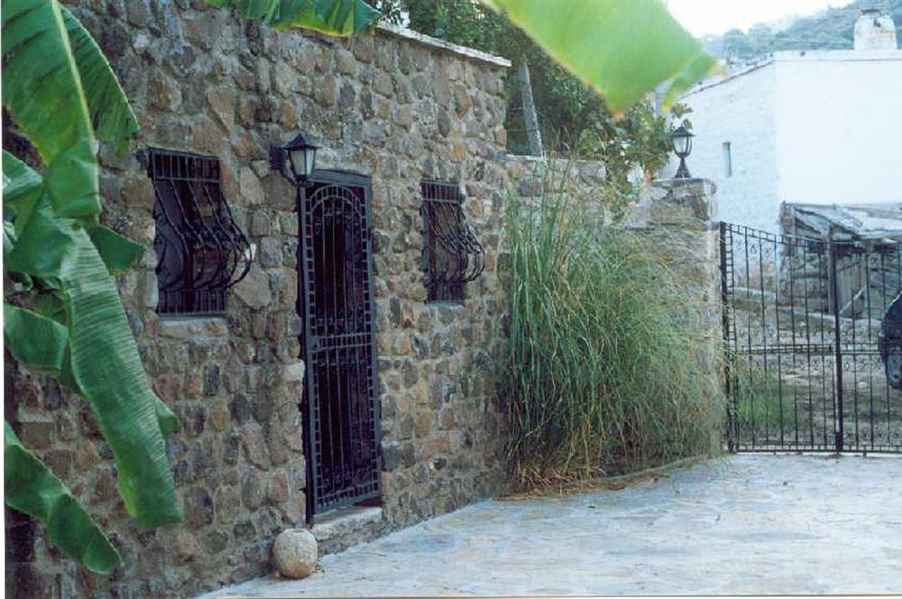 Yalıkavak Gökçebel’de 19. Yüzyıl Orjinal Taş Mimarisine Sahip Müstakil Taş Villa ve Arsası