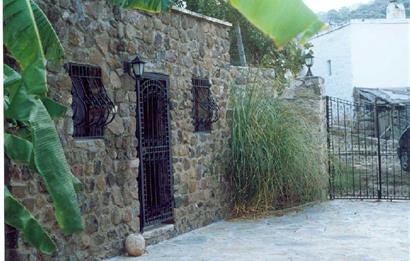 Yalıkavak Gökçebel’de 19. Yüzyıl Orjinal Taş Mimarisine Sahip Müstakil Taş Villa ve Arsası