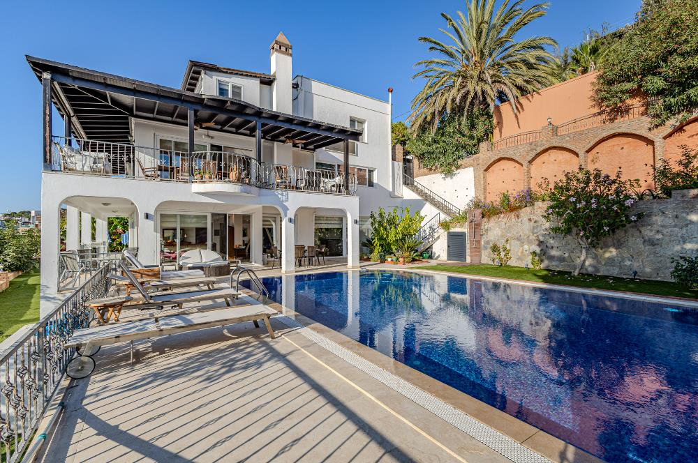 Yalıkavak'ta Deniz Manzaralı 6+2 Özel Havuzlu Villa