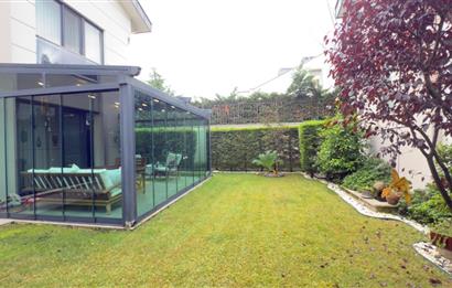 Zekeriyaköy'de Butik Sitede Dekorasyonlu Satılık İkiz villa