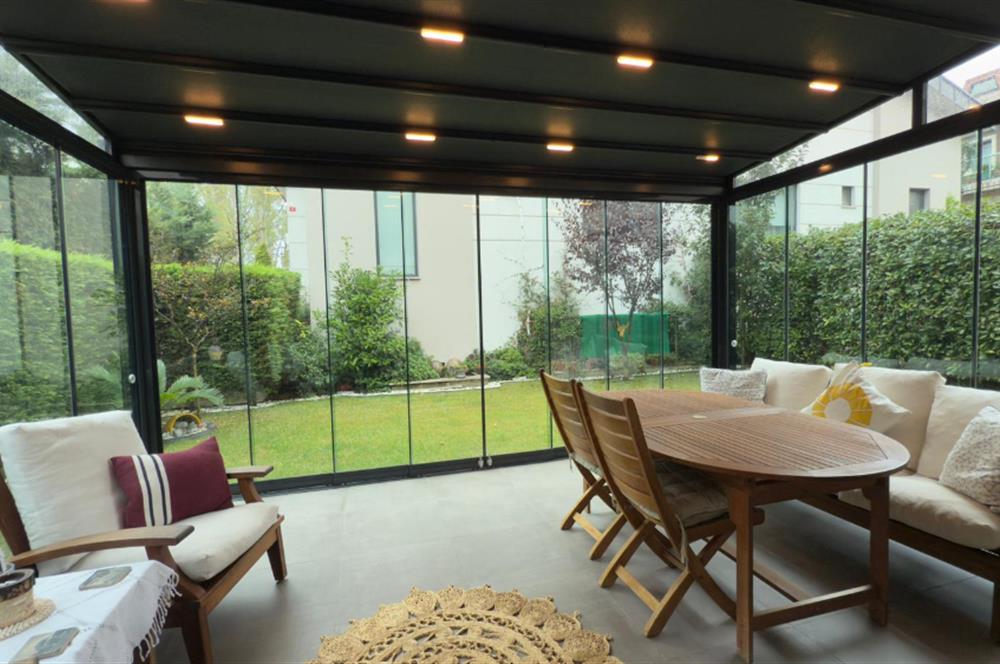 Zekeriyaköy'de Butik Sitede Dekorasyonlu Satılık İkiz villa
