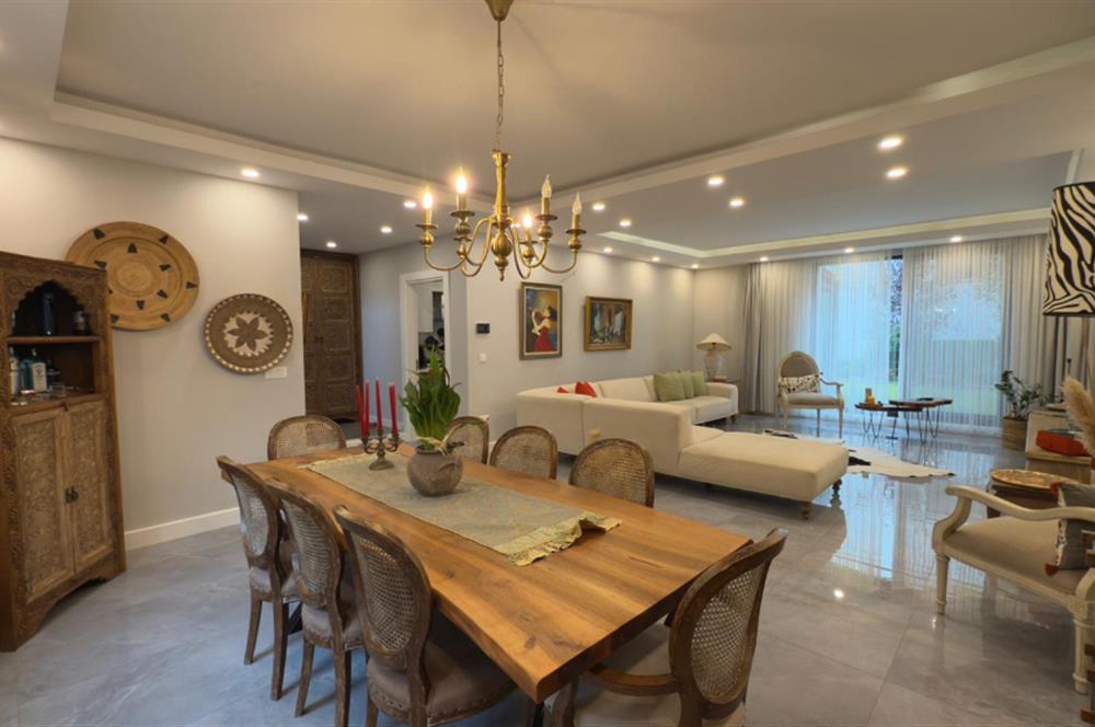 Zekeriyaköy'de Butik Sitede Dekorasyonlu Satılık İkiz villa