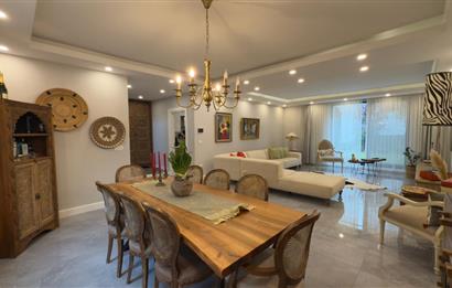 Zekeriyaköy'de Butik Sitede Dekorasyonlu Satılık İkiz villa