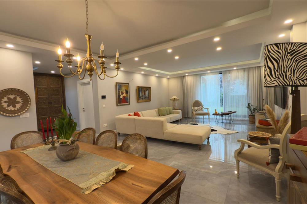 Zekeriyaköy'de Butik Sitede Dekorasyonlu Satılık İkiz villa